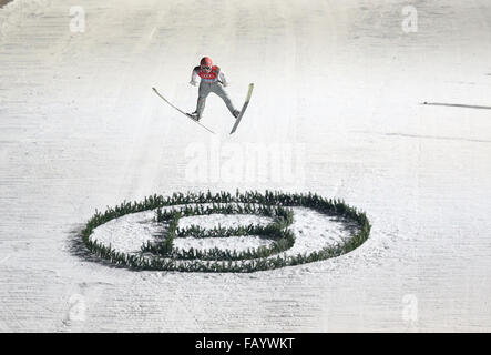 Bischofshofen, Autriche. 06 Jan, 2016. Severin Freund de l'Allemagne s'élance à travers l'air à la quatrième étape des quatre Hills ski compétition de sauts à Bischofshofen, Autriche, 06 janvier 2016. PHOTO : DANIEL KARMANN/DPA/Alamy Live News Banque D'Images