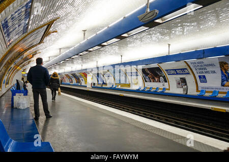 L'homme en attente de train dans le métro de Paris, France. Banque D'Images