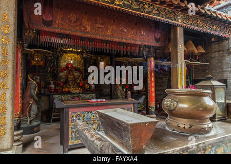 En face de l'autel décoré au Pak Tai Temple sur l'île de Cheung Chau à Hong Kong, Chine. Banque D'Images