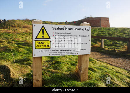 Sentier du littoral signer prévenir d'un danger au bord des falaises à Seaford Head dans l'East Sussex partie de la South Downs Way UK Banque D'Images