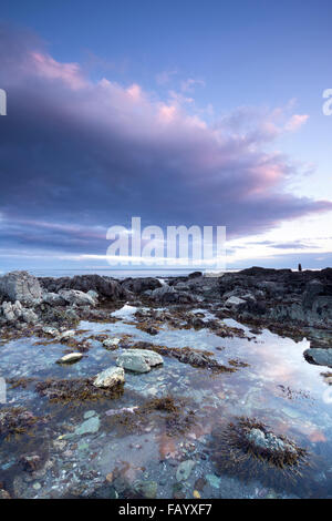 Coucher de soleil sur la plage de rochers à Portwrinkle Crafthole Cornwall UK Banque D'Images