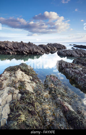 Coucher de soleil sur la plage de rochers à Portwrinkle Crafthole Cornwall UK Banque D'Images