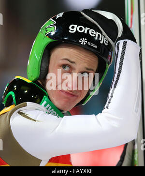 Bischofshofen, Autriche. 06 Jan, 2016. Peter Prevc de Slovénie réagit après son saut à la quatrième étape des quatre Hills ski compétition de sauts à Bischofshofen, Autriche, 06 janvier 2016. Photo : Daniel Karmann/dpa/Alamy Live News Banque D'Images