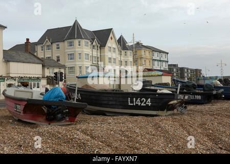 Bateaux de pêche sur la plage à Bognor Regis. Propriétés de bord de mer et les hôtels en arrière-plan. Banque D'Images