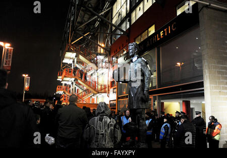 Charlton Athletic Football club fans qui protestaient contre leurs propriétaires à l'extérieur de l'entrée principale après le match avec Nottingham Forest le 2 janvier 2016 Banque D'Images