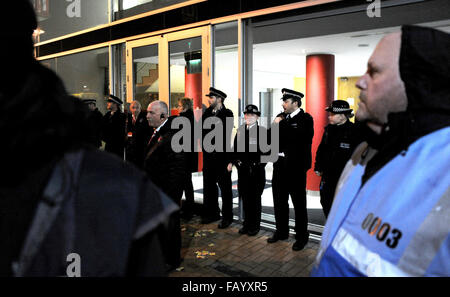 Charlton Athletic Football club fans qui protestaient contre leurs propriétaires à l'extérieur de l'entrée principale après le match avec Nottingham Forest le 2 janvier 2016 Banque D'Images