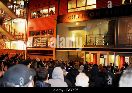 Charlton Athletic Football club fans qui protestaient contre leurs propriétaires à l'extérieur de l'entrée principale après le match avec Nottingham Forest le 2 janvier 2016 Banque D'Images