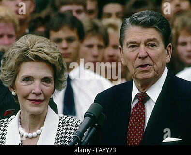 Washington, DC., USA, 3e, juin 1987, le président Ronald Reagan et Première dame Nancy Reagan le long avec le vice-président George H. W. Bush à podium sur la pelouse Sud de la Maison blanche avant le départ en voyage pour le Sommet du G7 à Venise en Italie. Credit : Mark Reinstein Banque D'Images