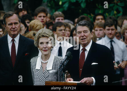 Washington, DC., USA, 3 juin, 1987 Le président Ronald Reagan et Première dame Nancy Reagan le long avec le vice-président George H. W. Bush à podium sur la pelouse Sud de la Maison blanche avant le départ en voyage pour le Sommet du G7 à Venise en Italie. Credit : Mark Reinstein Banque D'Images