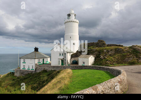 Un phare marque la fin de la rude Départ pointe, Devon, qui s'avance dans la Manche Banque D'Images