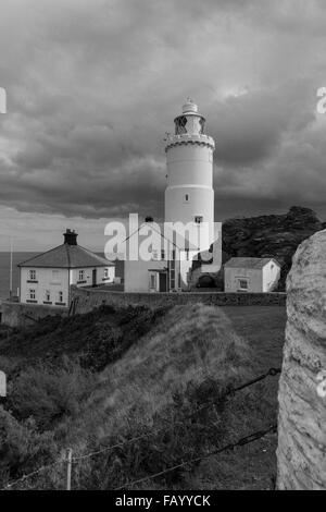 Un phare marque la fin de la rude Départ pointe, Devon, qui s'avance dans la Manche Banque D'Images