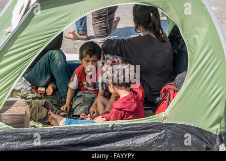 Enfants syriens réfugiés reste dans une tente en attendant d'être traitées par les autorités après la traversée de la Turquie. Banque D'Images