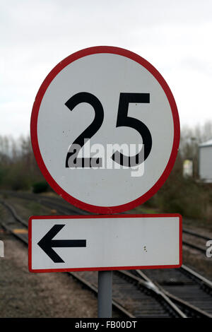 Limite de vitesse ferroviaire signe, UK Banque D'Images