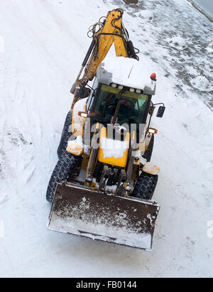 Le tracteur est prêt à dégager la neige dans la rue. Banque D'Images