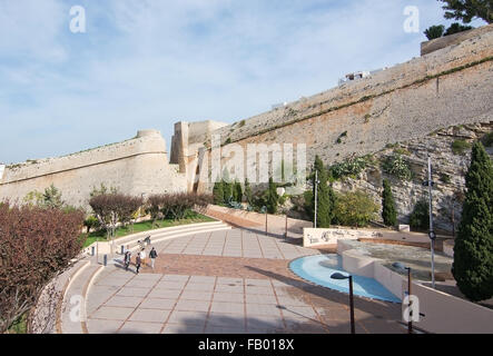 Personnes dans un parc à l'extérieur de l'université dans la vieille ville de Dalt Vila Eivissa Banque D'Images