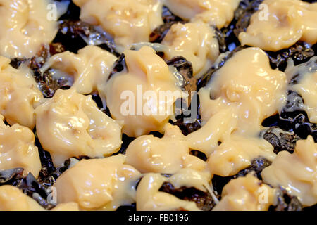 Les prunes avec le sucre et le lait Banque D'Images