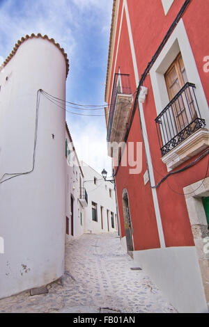 Bâtiment blanc et rouge dans la vieille ville d'Ibiza Dalt Vila. Banque D'Images