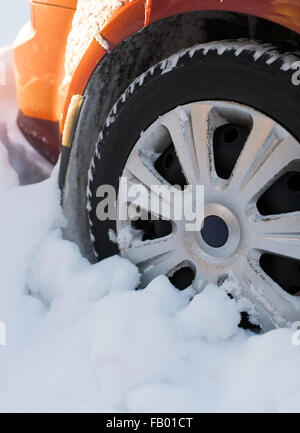 Roue de voiture couverte de neige en hiver. Banque D'Images