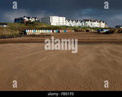 Souffle sur le sable sur la plage de vent un jour d'hiver, Summerleaze beach, Bude, Cornwall, UK Banque D'Images