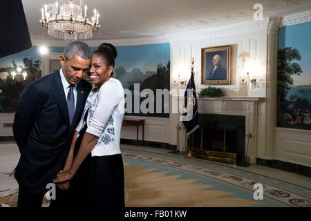 La première dame des États-Unis Michelle Obama s'étire contre mari le président Barack Obama devant un vidéo pour l'Exposition Universelle de 2015 dans la salle de réception diplomatique de la Maison Blanche le 27 mars 2015 à Washington, DC.