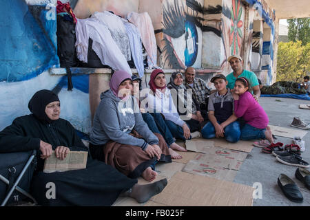 Famille de réfugiés syriens attendre à bord d'un ferry grec après son arrivée sur l'île de Lesbos en radeau de Turquie le jour avant. Banque D'Images