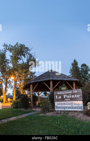 Un belvédère à l'entrée de la ville sur l'Île Madeline comme l'un arrive en ferry dans la soirée Banque D'Images