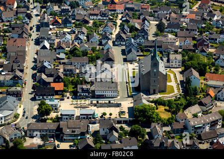 Vue aérienne, l'église St.Paulus Medebach centre-ville devant le tribunal de district, Medebach, Rhénanie-Palatinat, Hesse, Allemagne, Banque D'Images