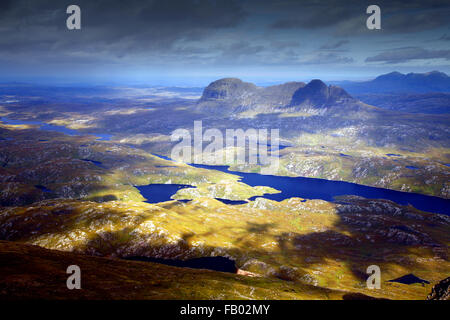 Knockan Cul Mor Lake (Loch) vue sur Suilven (Ecosse) Banque D'Images