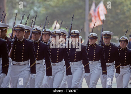 Washington, DC., USA, 10 juin, 2004 funérailles nationales pour le président Ronald Reagan. Les Cadets de l'US Naval Academy en mars Constitution Ave. NW. lors des funérailles du président Reagan Crédit : Mark Reinstein Banque D'Images