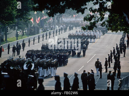 Washington, DC., USA, 10 juin, 2004 funérailles nationales pour le président Ronald Reagan. Les membres de l'armée en mars branches le président Ronald Reagan's Funeral cortège jusqu'Constitution Ave. vers le Capitole Crédit : Mark Reinstein Banque D'Images