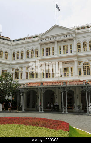 L'entrée principale de la célèbre Raffles Hotel, dans le noyau colonial dans le centre de Singapour Banque D'Images