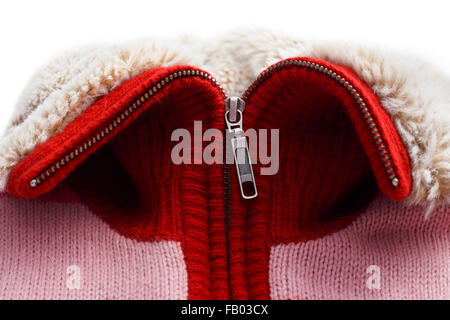 Pullover en tricot de laine fermeture éclair col roulé gros plan sur fond blanc Banque D'Images