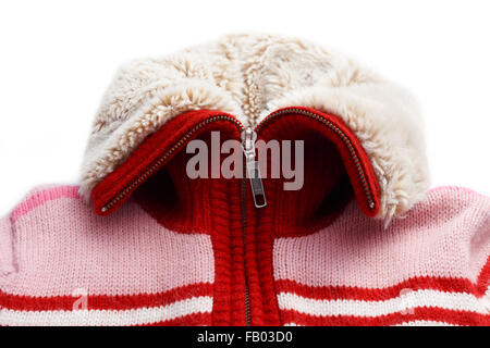 Pullover en tricot de laine fermeture éclair col roulé gros plan sur fond blanc Banque D'Images