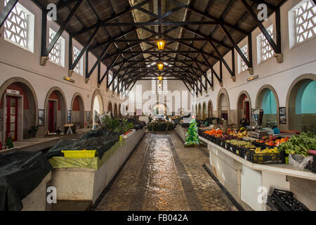 Halle, Silves, Portugal. Marché couvert avec une variété de produits locaux à vendre dans l'Algarve. Banque D'Images