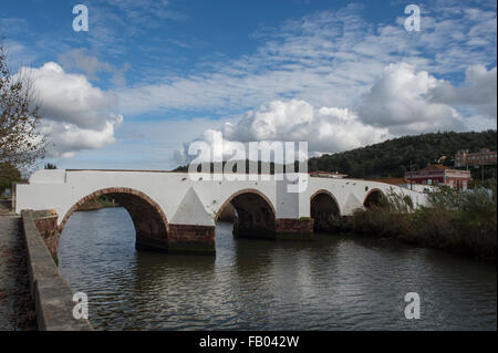 Le pont romain, également connu sous le nom de l'ancien pont, Albufeira, Algarve, Portugal Banque D'Images