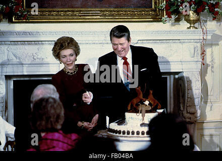 Washington, DC., USA, 5 février 1988, le président Ronald Reagan et Première dame Nancy Reagan dans l'East Room de la Maison blanche avec un gâteau et des bougies pour le 77e anniversaire du président. Credit : Mark Reinstein Banque D'Images