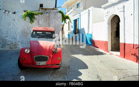 Vieille voiture Citroen à village Koskinou, l'île de Rhodes, Grèce Banque D'Images