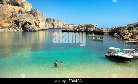 Le port de l'Apôtre Paulus près de Lindos (St. Paul's Bay), l'île de Rhodes, Grèce Banque D'Images