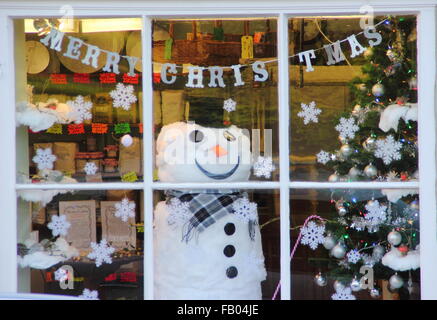 Affichage de vitrine festive à Tideswell to village, parc national de Peak District, England, UK Banque D'Images