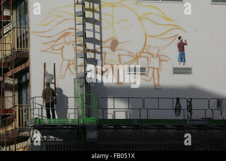 Napoli, Italie. 06 Jan, 2016. Agoch Jorit, un artiste, les peintures de la façade du bâtiment en rénovation avec une fresque géante. Credit : Salvatore Esposito/Pacific Press/Alamy Live News Banque D'Images