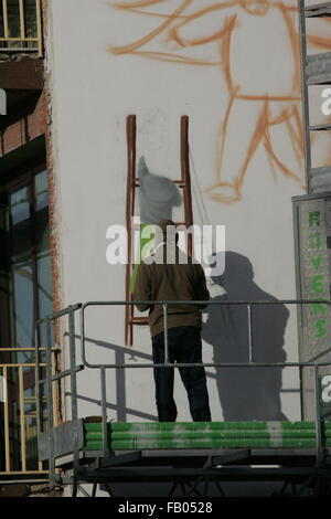 Napoli, Italie. 06 Jan, 2016. Agoch Jorit, un artiste, les peintures de la façade du bâtiment en rénovation avec une fresque géante. Credit : Salvatore Esposito/Pacific Press/Alamy Live News Banque D'Images