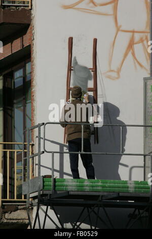 Napoli, Italie. 06 Jan, 2016. Agoch Jorit, un artiste, les peintures de la façade du bâtiment en rénovation avec une fresque géante. Credit : Salvatore Esposito/Pacific Press/Alamy Live News Banque D'Images