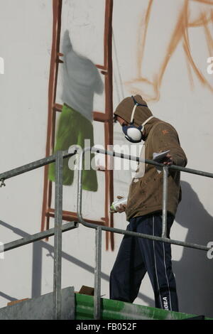 Napoli, Italie. 06 Jan, 2016. Agoch Jorit, un artiste, les peintures de la façade du bâtiment en rénovation avec une fresque géante. Credit : Salvatore Esposito/Pacific Press/Alamy Live News Banque D'Images