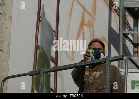 Napoli, Italie. 06 Jan, 2016. Agoch Jorit, un artiste, les peintures de la façade du bâtiment en rénovation avec une fresque géante. Credit : Salvatore Esposito/Pacific Press/Alamy Live News Banque D'Images