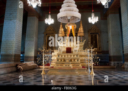 Temple du Bouddha Émeraude dans la chambre du Grand Palais. Le monastère royal de l'Emeraude, Bangkok, Thaïlande. L'intérieur du Grand Palais, nous pouvons voir l'architecture Thaï magique avec leurs toits pointus, gravures et sculptures d'une valeur inestimable, une réplique de l'Angkor temples et le célèbre Bouddha d'Émeraude à l'intérieur du temple Wat Phra Kaew, un Bouddha de Jade sculpté à partir de la ville de Chiang Mai, qui est le plus populaire et vénéré de tous Thaïlande Bouddha. Banque D'Images