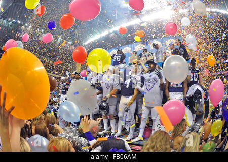 Les heures supplémentaires. 09Th Jan, 2016. Les joueurs célèbrent pendant la TCU remise d'un trophée à la suite d'un match de football NCAA college dans l'Alamo Bowl entre le Valero TCU Horned Frogs et canards de l'Oregon à l'Alamodome de San Antonio, Texas. TCU a gagné 47-41 en prolongation. McAfee Austin/CSM/Alamy Live News Banque D'Images