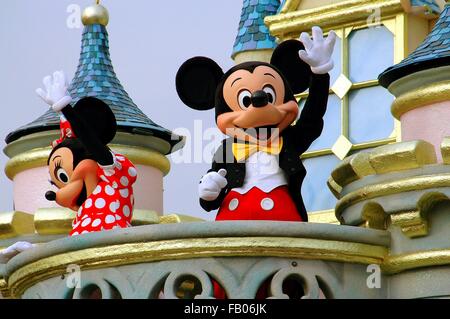 Hong Kong, Chine : piliers Disney Mickey et Minnie Mouse à cheval sur un flotteur dans la Grande Parade sur la rue Main Banque D'Images