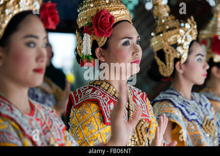 Danseurs dans sanctuaire d'Erawan. Bangkok. La Thaïlande. Sanctuaire d'Erawan à Bangkok est Brahman, pas strictement Bouddhiste. Et pourtant, ce fameux sh Banque D'Images