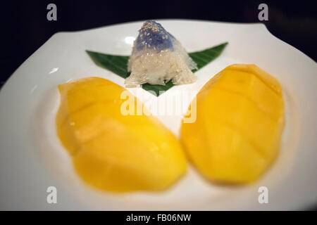 Plat dessert typiquement thaïlandais. Mangue et riz gluant, un favori populaire à Bangkok. Restaurant, hôtel, Shangri La, Bangkok, Thaïlande Banque D'Images