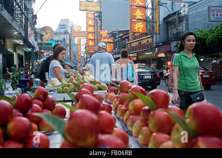 Les étals de fruits dans Thanon Yaowarat road au coucher du soleil dans le centre de Chinatown district de Bangkok en Thaïlande. Yaowarat et Phahurat est Bangk Banque D'Images